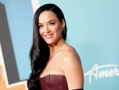 Katy Perry adelanta nueva canción en un vestido con una cola de 183 metros