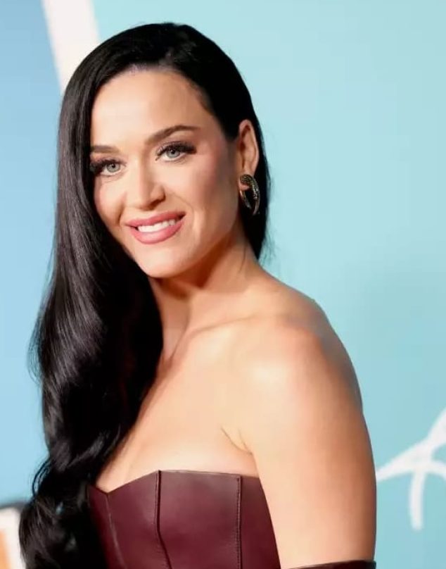 Katy Perry adelanta nueva canción en un vestido con una cola de 183 metros
