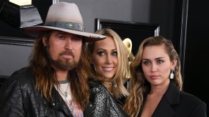 El drama continúa: El papá de Miley Cyrus es acusado de abuso doméstico