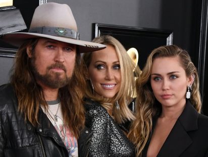El drama continúa: El papá de Miley Cyrus es acusado de abuso doméstico
