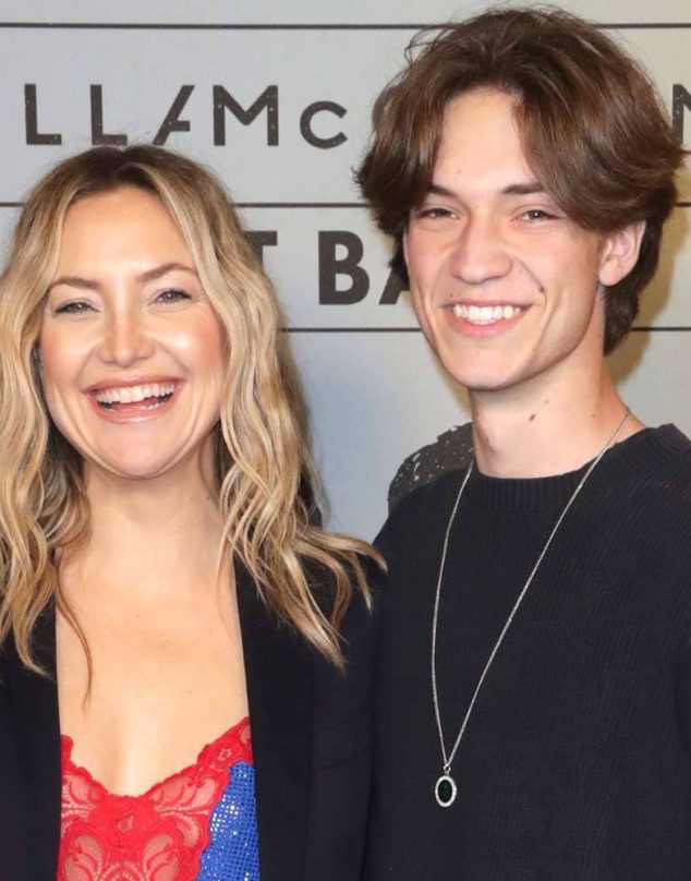 Kate Hudson se luce con su hijo de 20 años en desfile de moda 