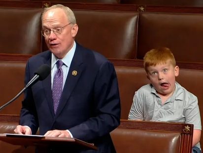 Hijo de congresista se hace viral por sus muecas a la cámara durante tenso discurso