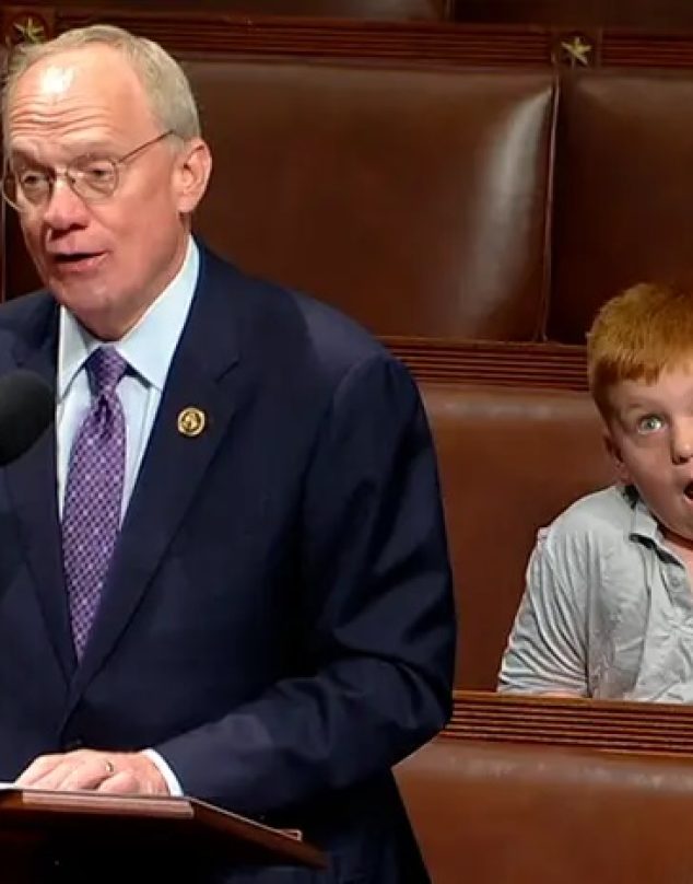 Hijo de congresista se hace viral por sus muecas a la cámara durante tenso discurso