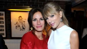 Critican a Julia Roberts por actitudes indebidas con novio de Taylor Swift