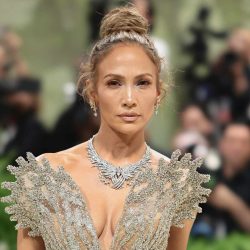 Jennifer López tendría un romance con su co-estrella y actor de Ted Lasso