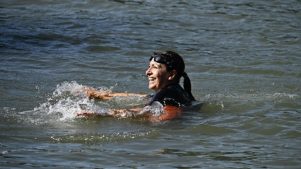 Alcaldesa de París nadó en el río Sena para demostrar que está limpio para los Juegos Olímpicos