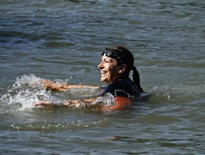 Alcaldesa de París nadó en el río Sena para demostrar que está limpio para los Juegos Olímpicos