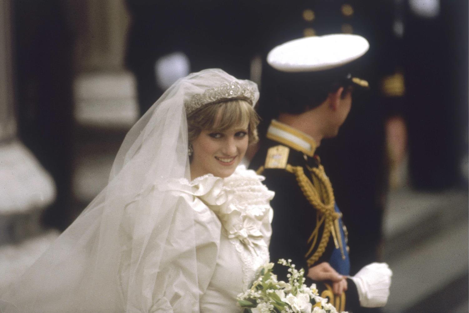 Aniversario de la boda de Carlos y Diana: repaso a los looks de 1981