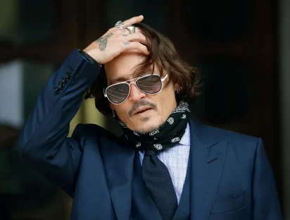 Johnny Depp sorprende al cantar junto a Andrea Bocelli en Italia