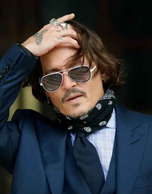 Johnny Depp sorprende al cantar junto a Andrea Bocelli en Italia