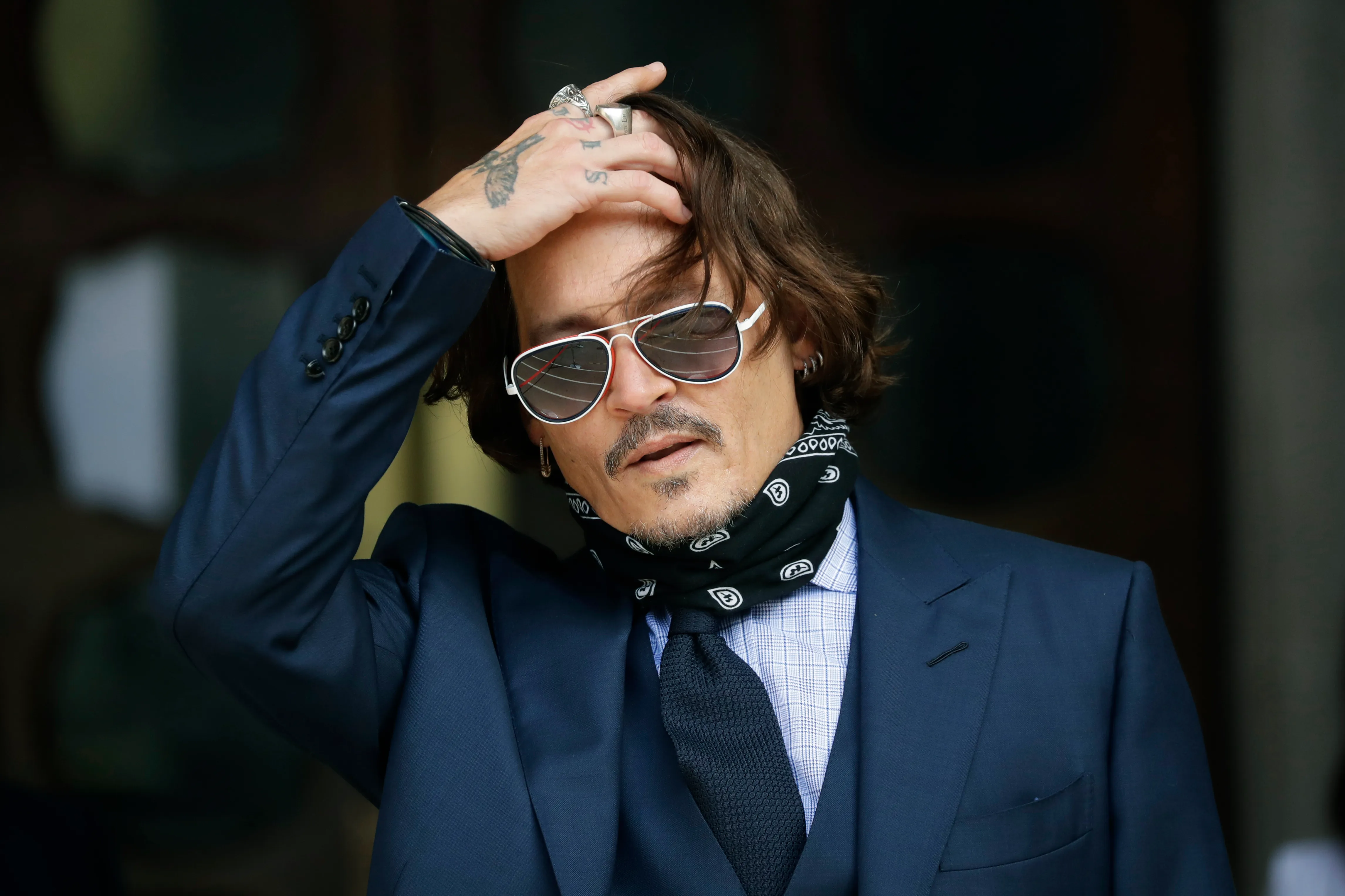 Johnny Depp sorprende al cantar junto a Andrea Bocelli en Italia