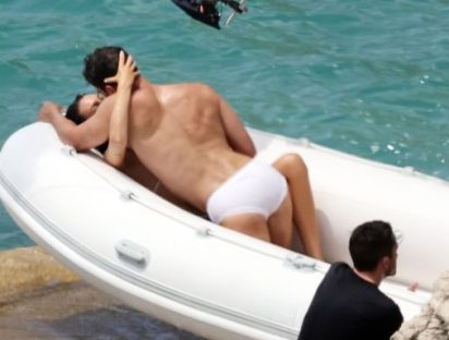 Theo James convirtió un comercial de Dolce & Gabbana en un video viral