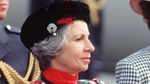 La condesa que hizo que Isabel II pisase una discoteque por primera (y última) vez