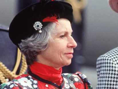 La condesa que hizo que Isabel II pisase una discoteque por primera (y última) vez