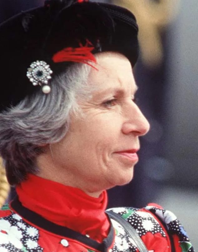 La condesa que hizo que Isabel II pisase una discoteque por primera (y última) vez