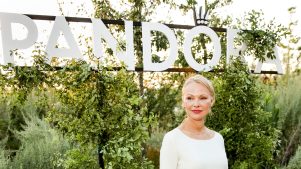 Pandora en Copenhagen Fashion Week SS’25 con Pamela Anderson como invitada especial