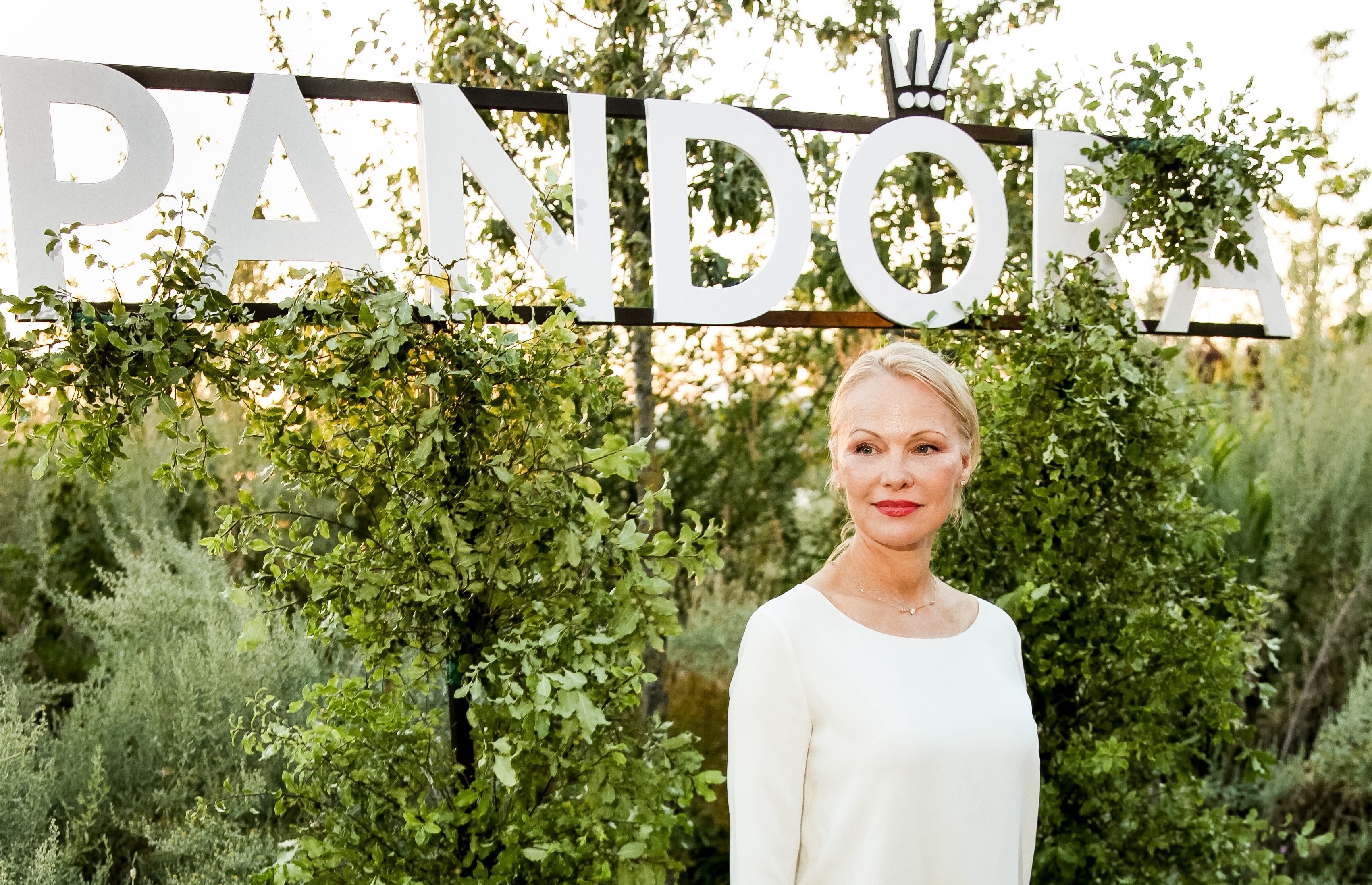 Pandora en Copenhagen Fashion Week SS’25 con Pamela Anderson como invitada especial