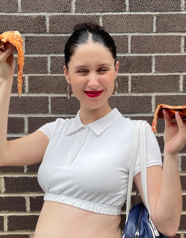 Fran Valenzuela anuncia su primer embarazo: “Son casi 6 meses y 2 pedazos de pizza”