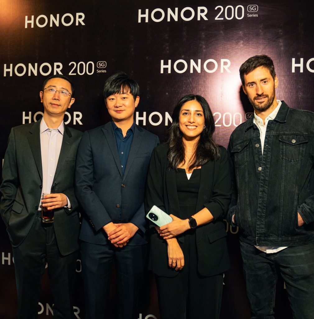 LE HUANG, JUNQIN LUO, ANDREA MOLINA
Y JUAN PABLO LEÓN.