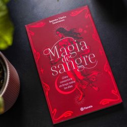 Este libro entrega consejos para despertar tu bruja interior