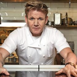 Gordon Ramsay posa sin camisa post grave accidente en bicicleta