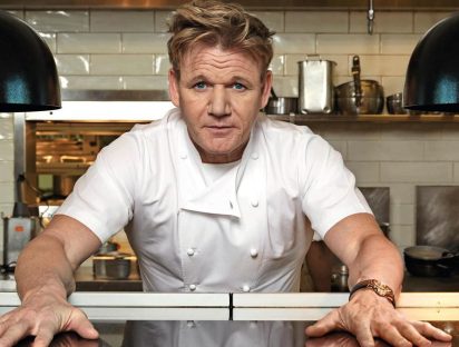 Gordon Ramsay posa sin camisa post grave accidente en bicicleta