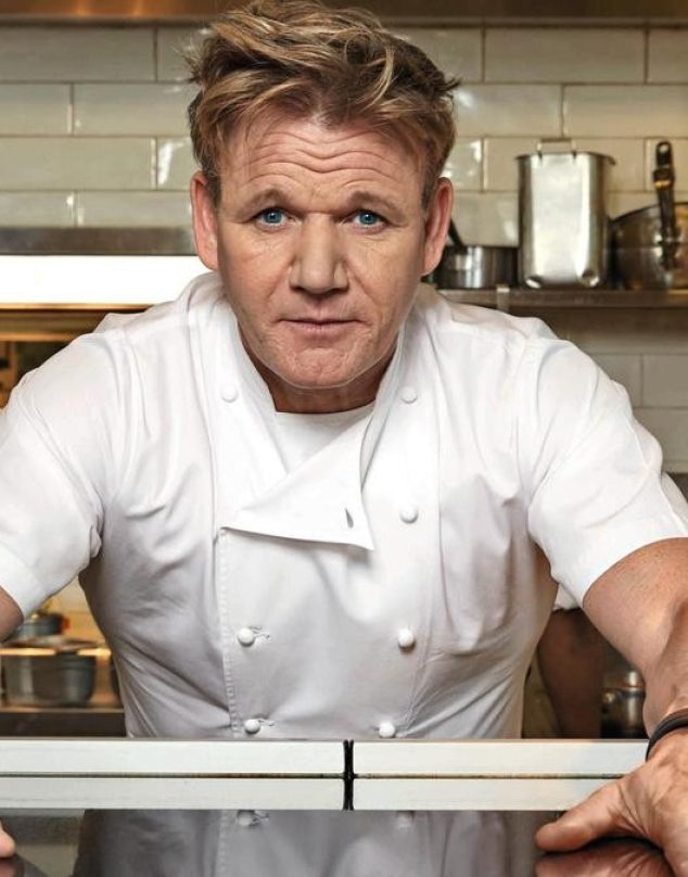 Gordon Ramsay posa sin camisa post grave accidente en bicicleta