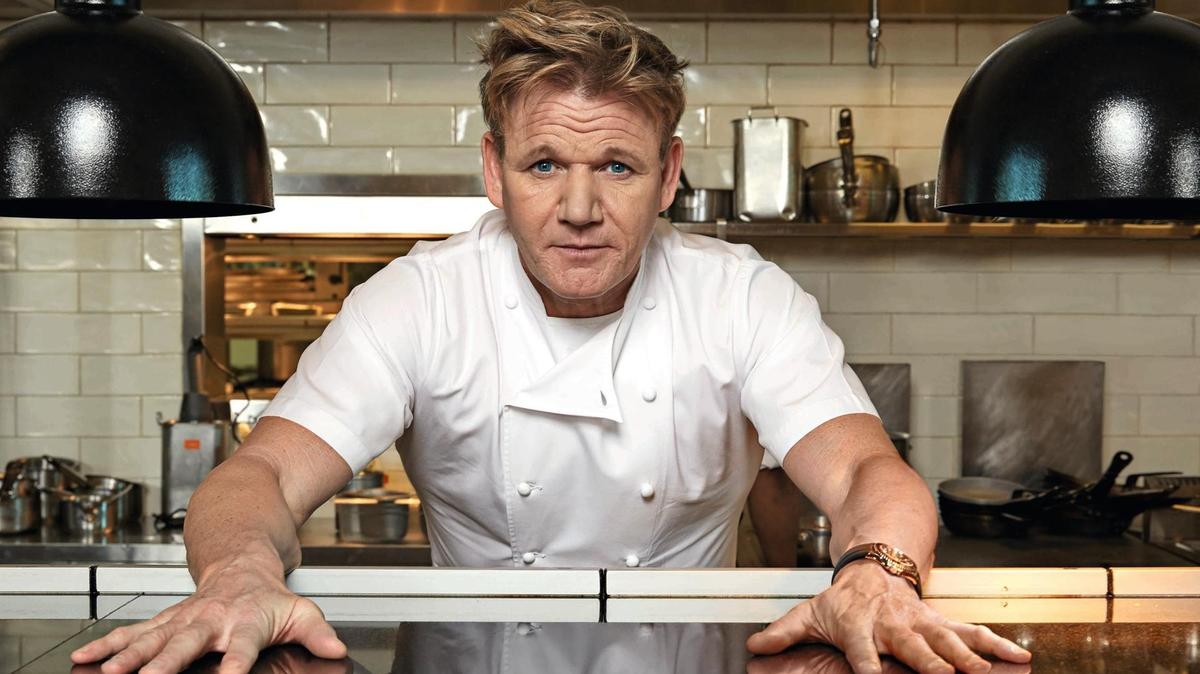 Gordon Ramsay posa sin camisa post grave accidente en bicicleta