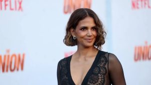 Los hábitos que mantienen a Halle Berry en forma a los 58