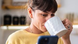 “Consumir noticias negativas mientras comes supone un plus de 104 calorías diarias”