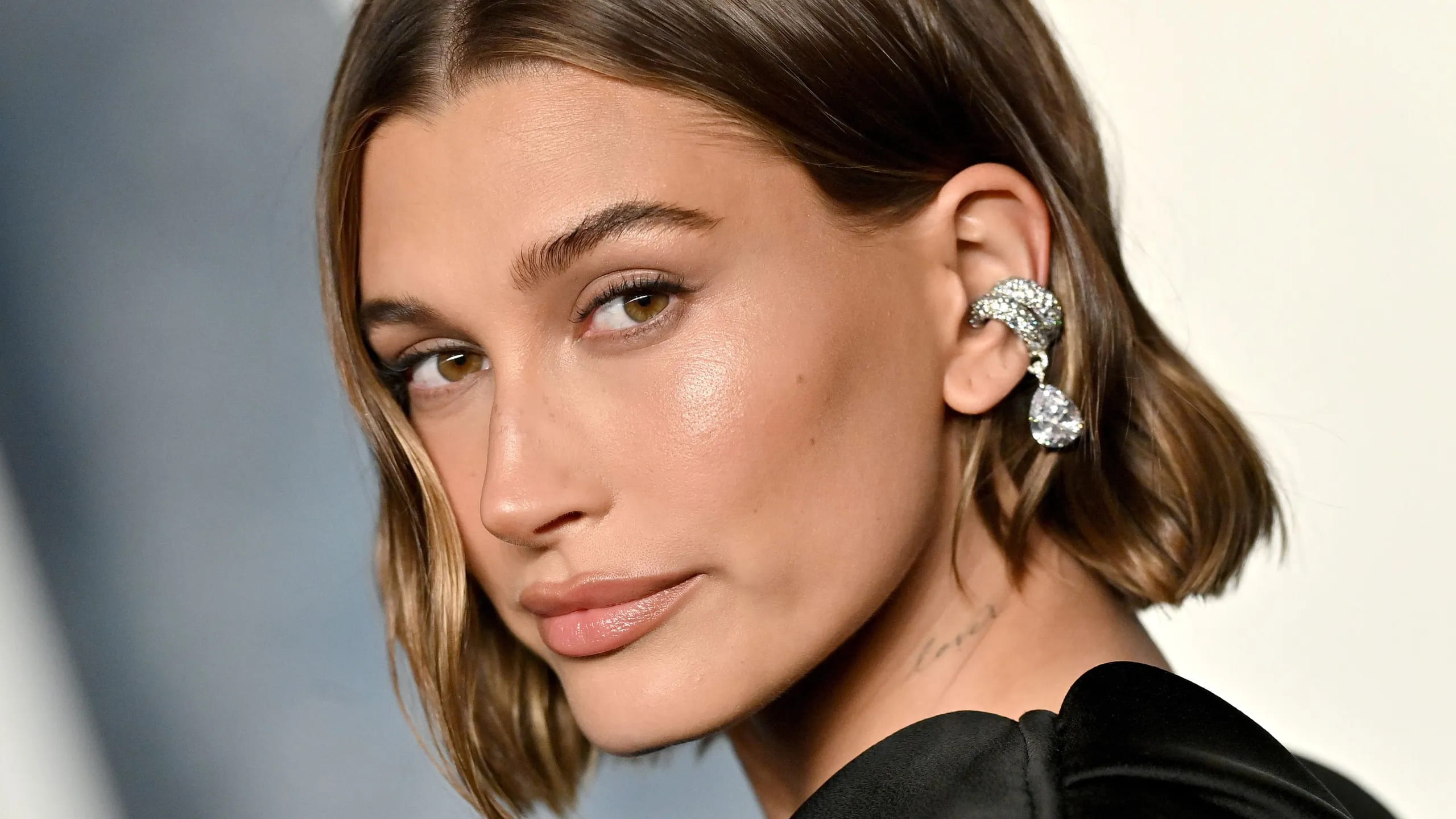 Hailey Bieber se luce en alfombra roja con traje sastrero