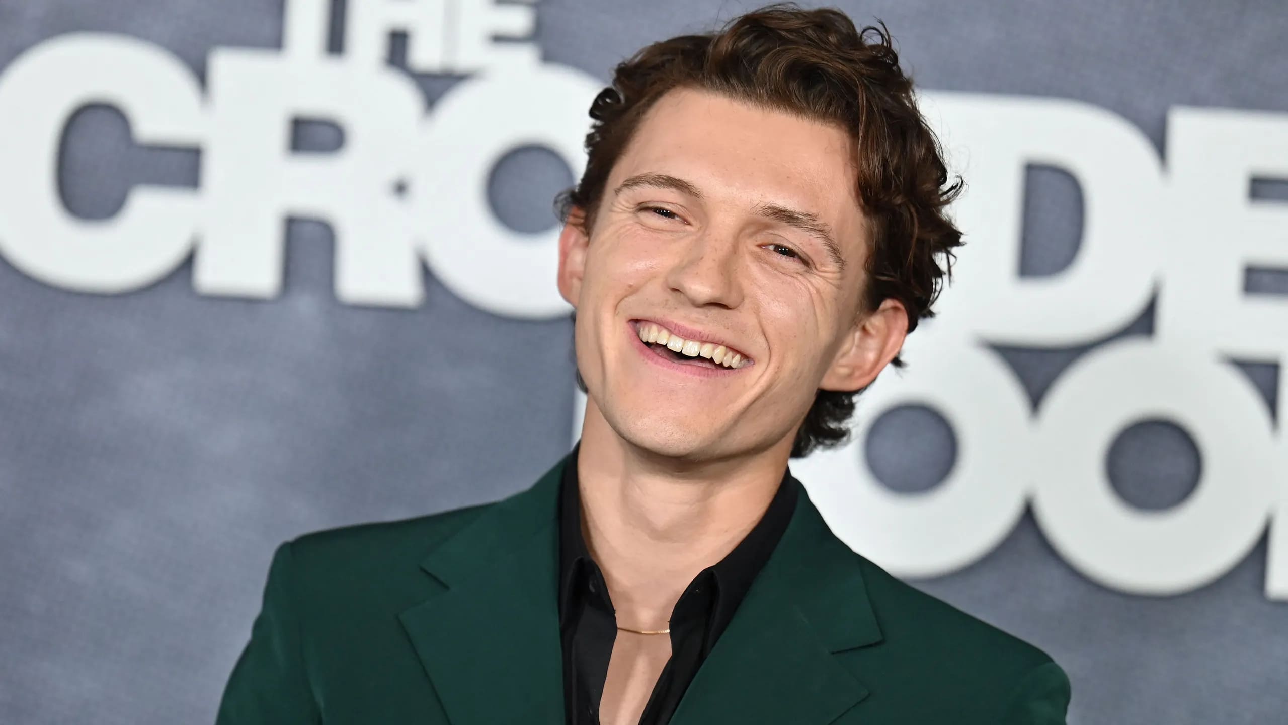 Tom Holland lanza marca de cervezas sin alcohol tras tres años de sobriedad