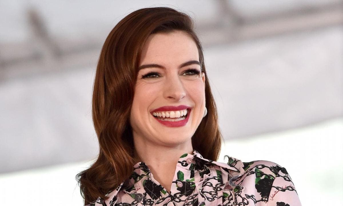 Anne Hathaway protagonizará la adaptación de novela de Colleen Hoover