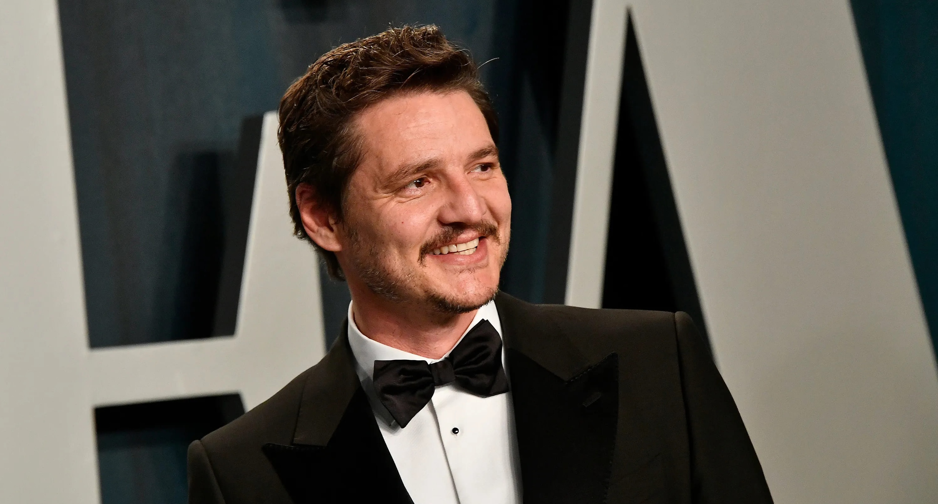 Pedro Pascal y el rey Carlos III comparten en alfombra roja