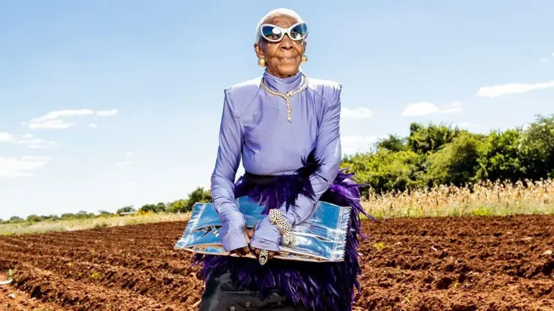 Quién es Margret Chola, la abuela de Zambia que revolucionó el mundo de la moda