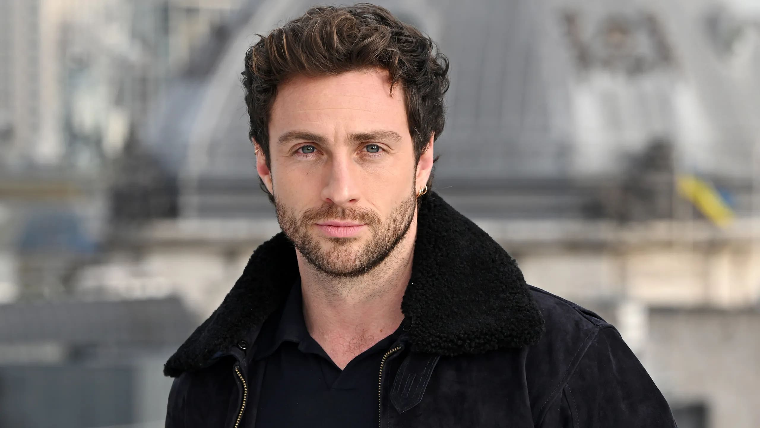 Aaron Taylor Johnson Se Luce En Alfombra Roja Con Su Esposa