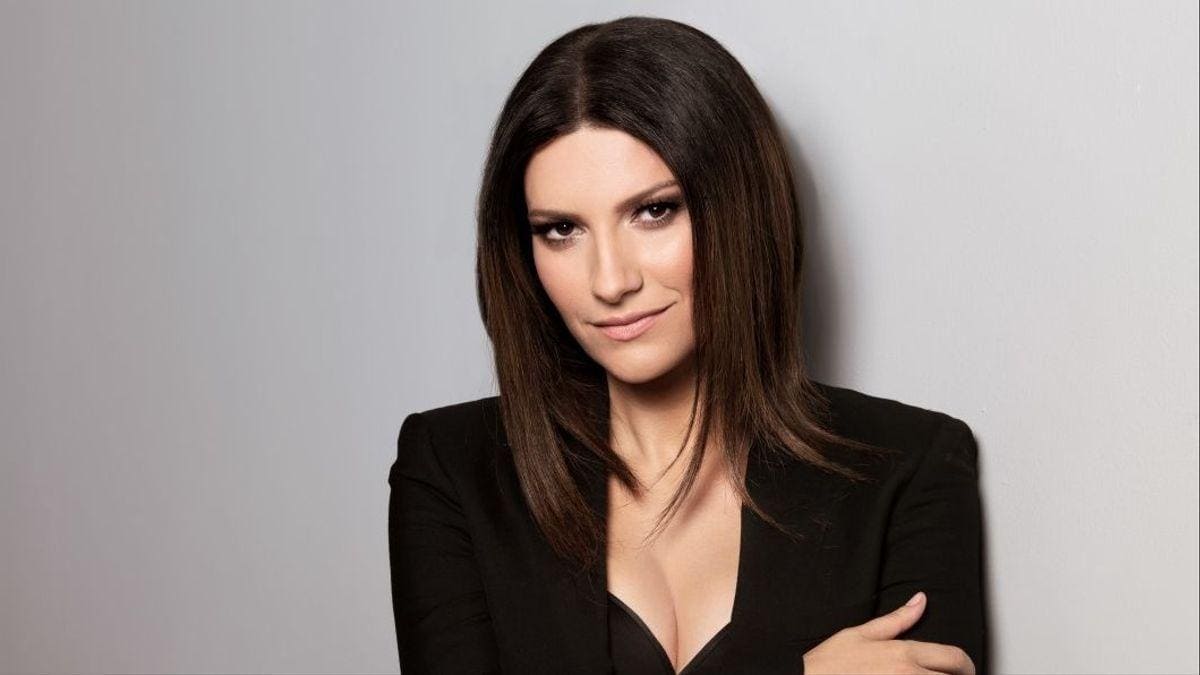 Así fue la fuerte caída de Laura Pausini en un concierto