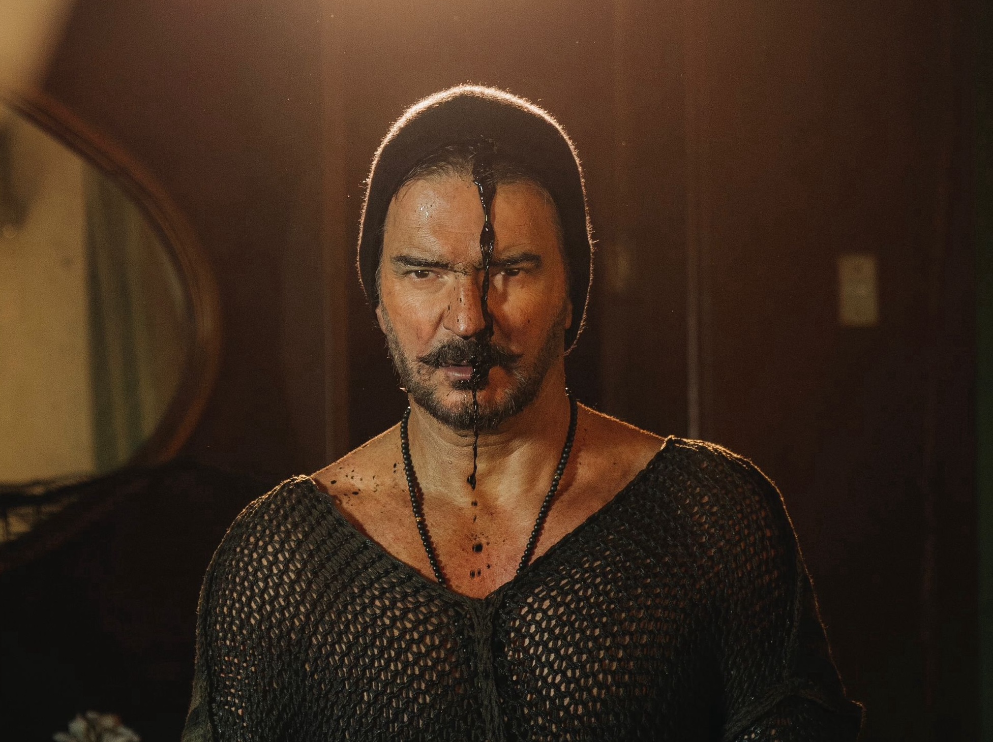 Ricardo Arjona presenta su nuevo disco “Seco” y lanza video protagonizado por su hija