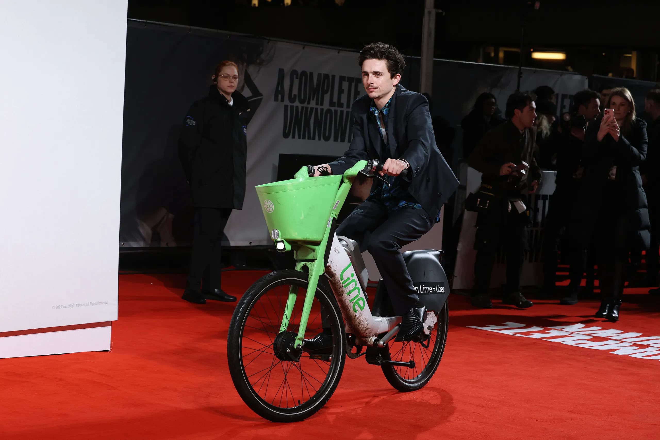 Multan a Timotheé Chalamet por llegar en bicicleta a alfombra roja