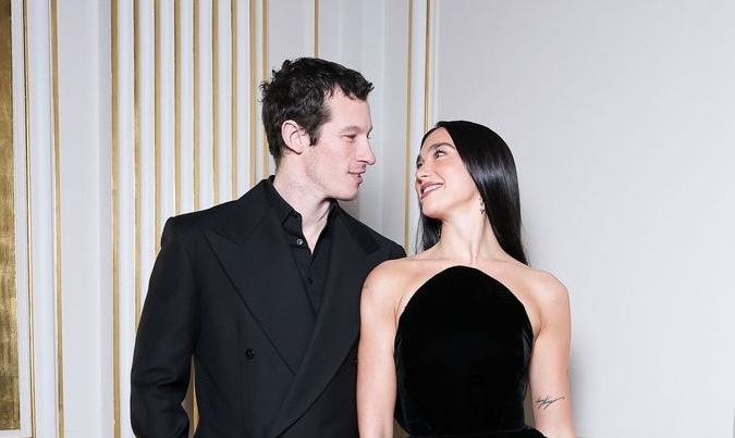 Dua Lipa y Callum Turner posaron por primera vez juntos con look vampiresco