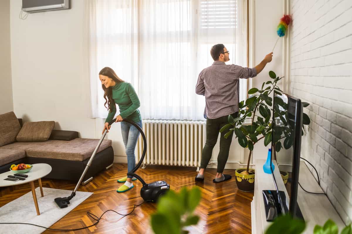 Por qué limpiar todo el día y de más la casa puede hacerle mal a la salud