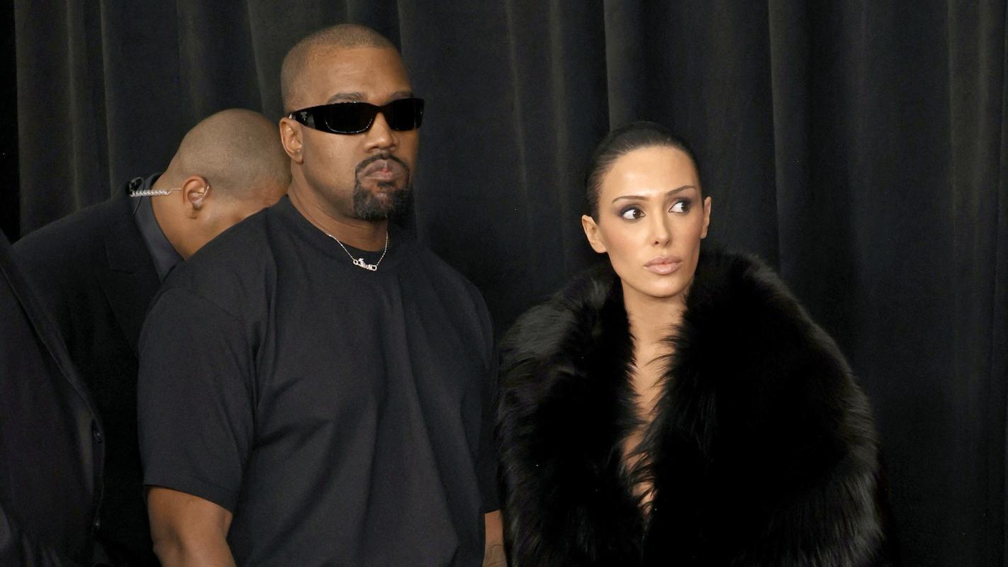 Quién es Bianca Censori, la esposa de Kanye West que se desnudó en los Grammy