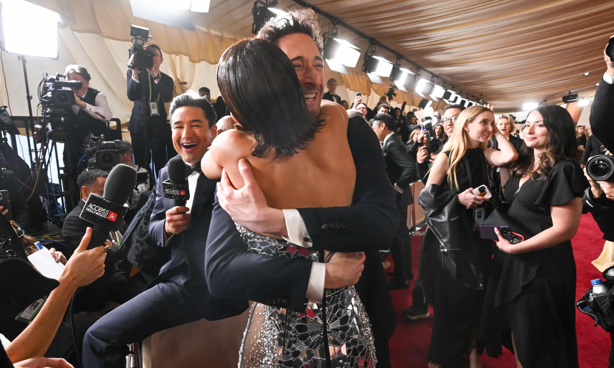 Después de 22 años Halle Berry le devuelve el beso a Adrien Brody