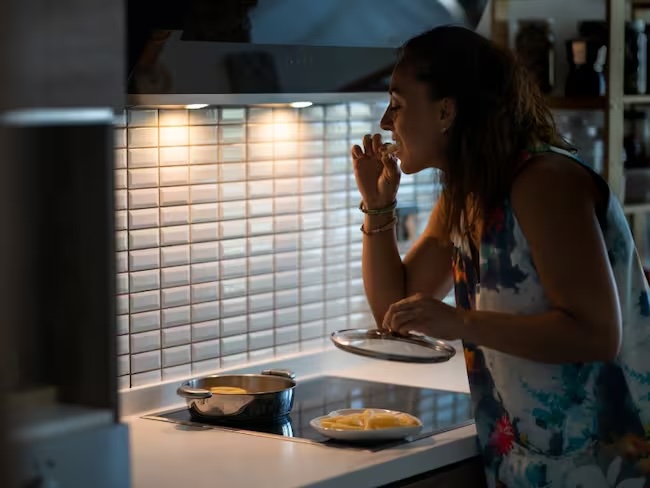 Síndrome de la alimentación nocturna: Le pasa a más gente de la que crees