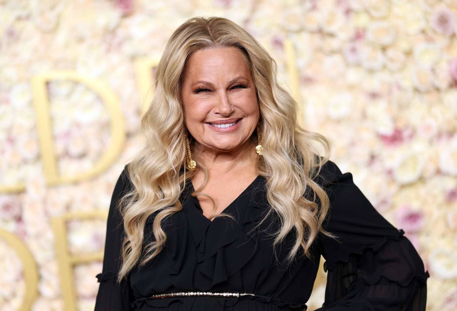 Jennifer Coolidge revela que su vida amorosa ha mejorado desde “The White Lotus”