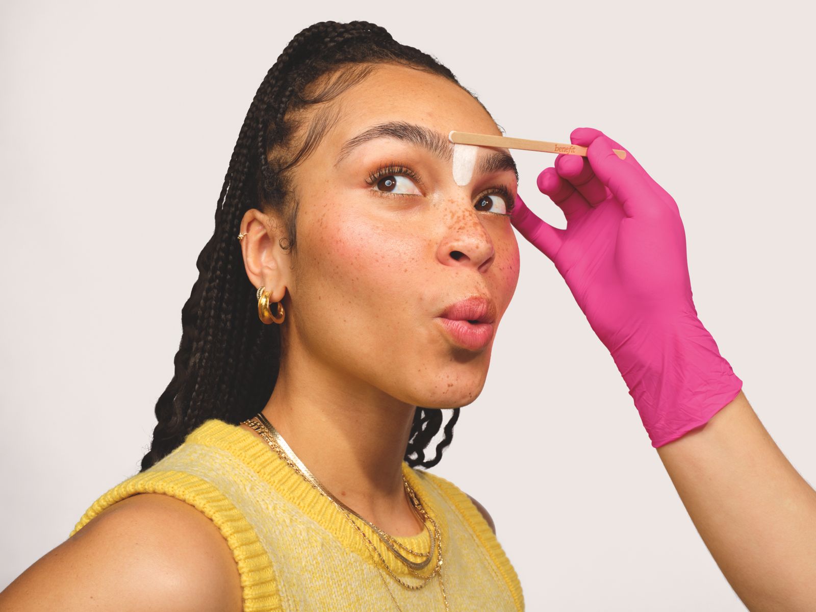 “Bold is Beautiful”: La campaña de Benefit y Fundación Soy Más en apoyo a madres adolescentes