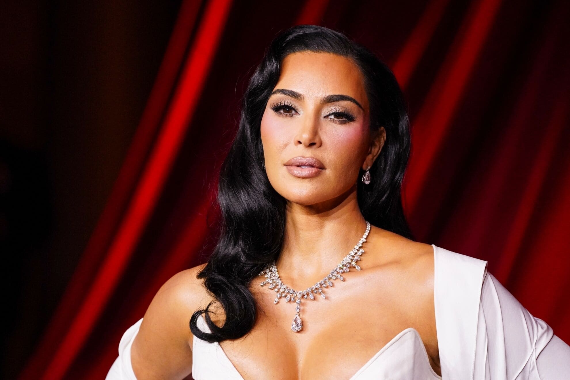 Después de 6 años: Kim Kardashian se titula de derecho