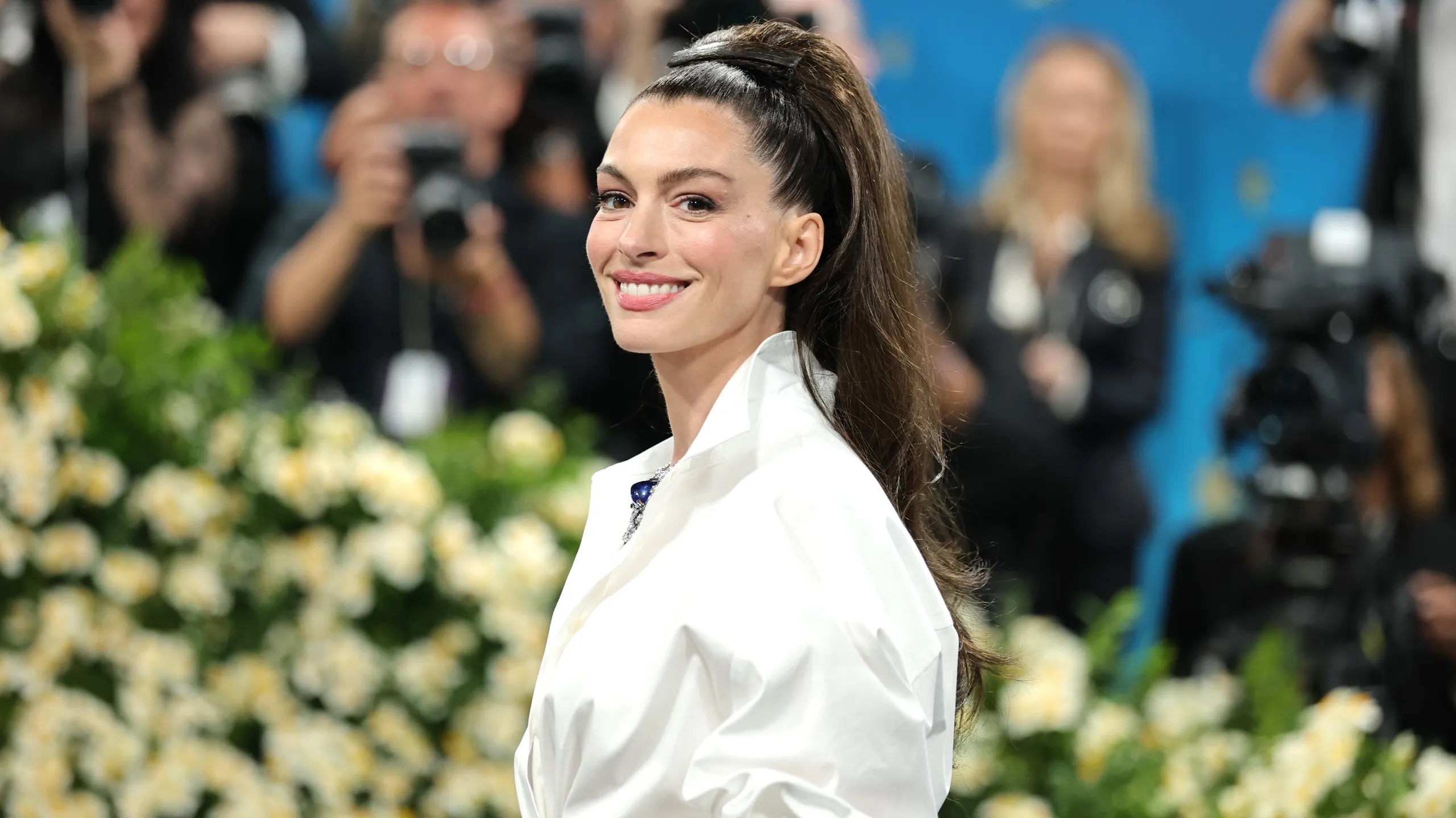 Anne Hathaway confirma el poder de la blusa blanca
