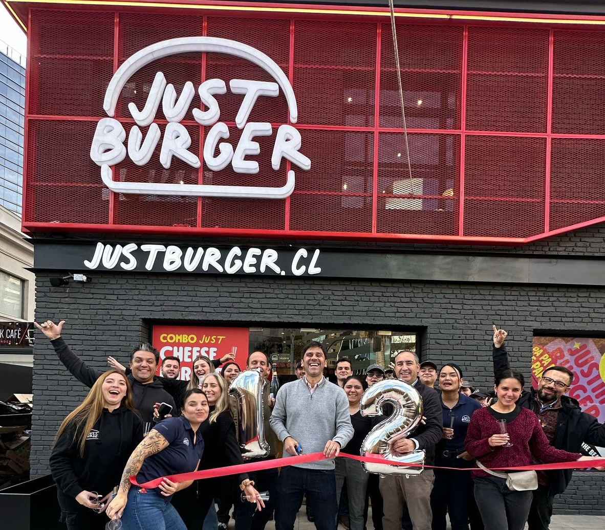 Just Burger llega a las 12 tiendas con la apertura de su restaurante más grande en Isidora