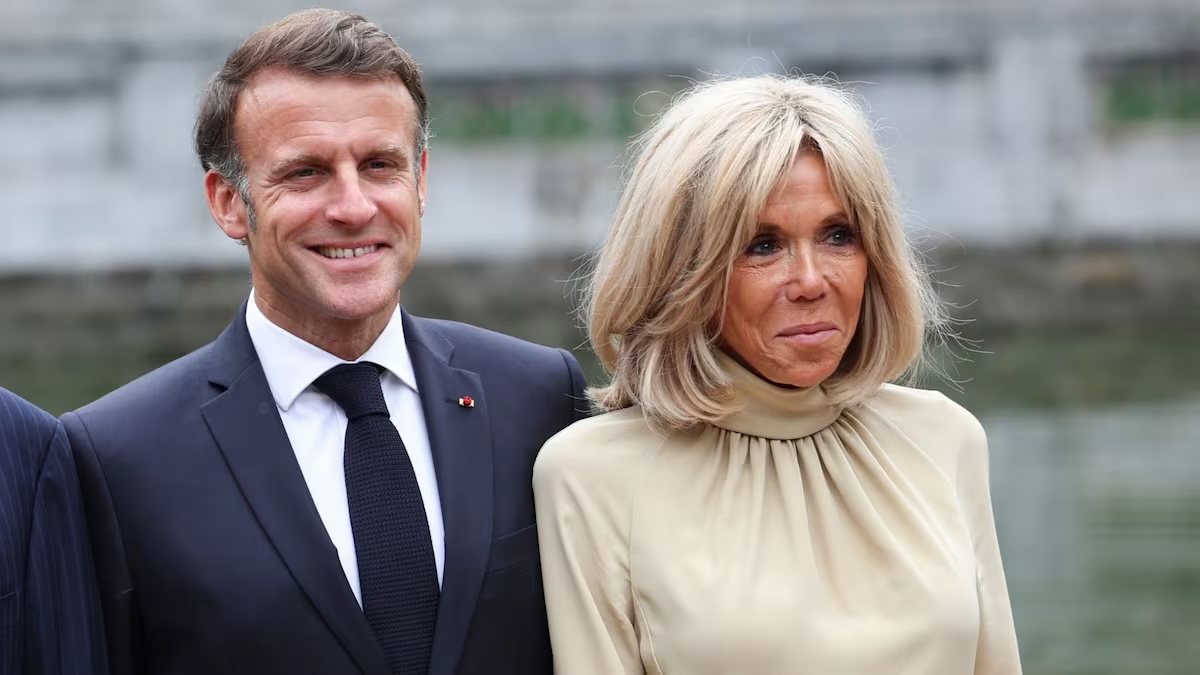 ¿Peleaban o bromeaban? La cachetada de Brigitte Macron a su marido antes de bajar de un avión